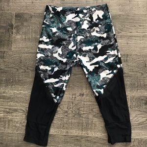 Marika Teal Patterned Capri Leggings